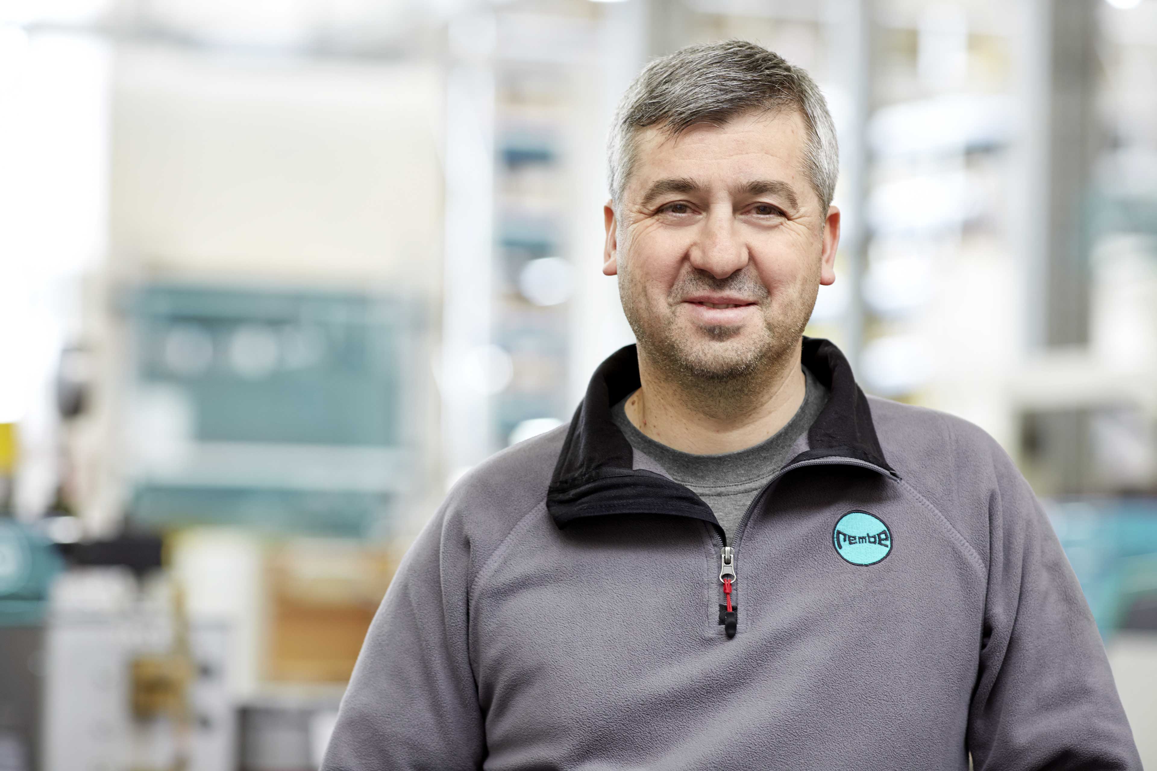 Talat Durguter, responsabile del controllo della produzione e capitano della squadra di calcio REMBE®